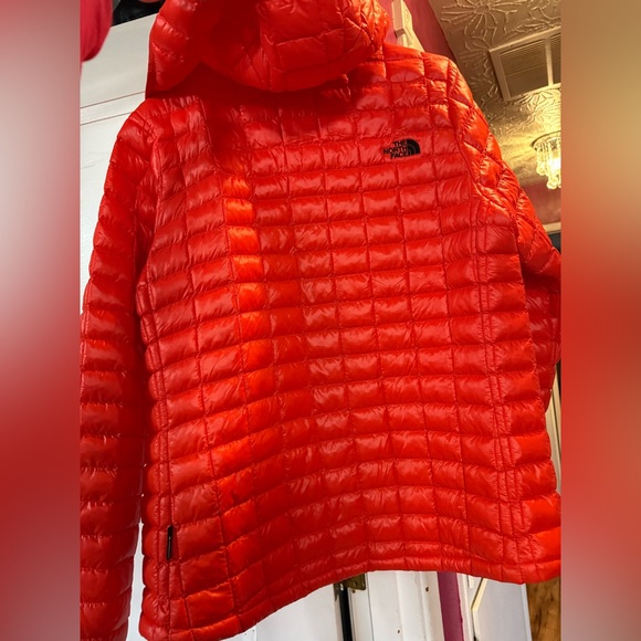 The North Face Women”s Bright Red Puffer Jacket NEW - Picture 10 of 11